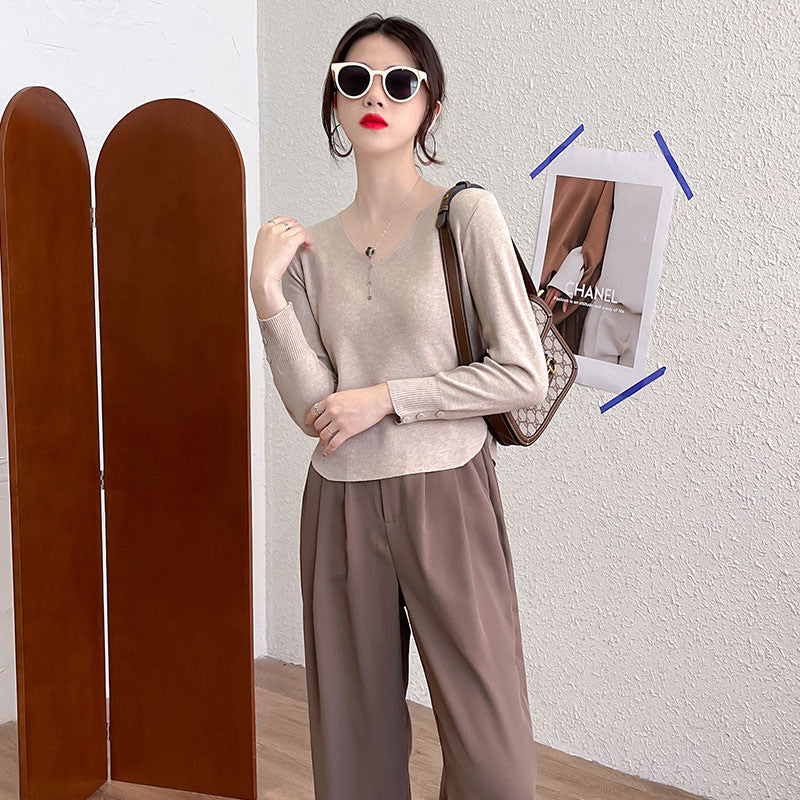 Kvinnors eleganta stickade topp med V-hals och ribbad textur Mirla-Eva Jonsson