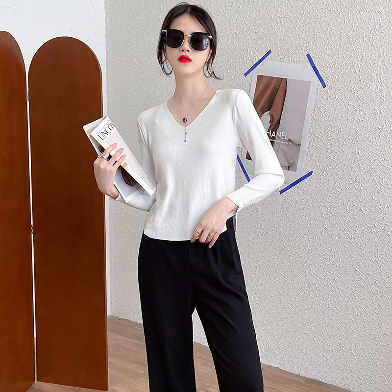 Kvinnors eleganta stickade topp med V-hals och ribbad textur Mirla-Eva Jonsson