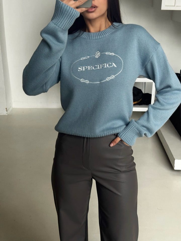 Kvinnors eleganta stickade tröja med trendig text och moderiktiga detaljer Mirla-Eva Jonsson