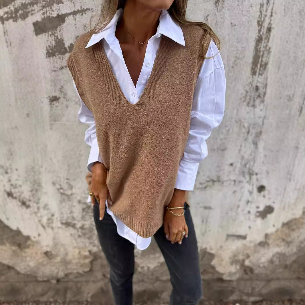 Kvinnors eleganta stickade väst med V-ringning och fina ribbdetaljer Mirla-Eva Jonsson