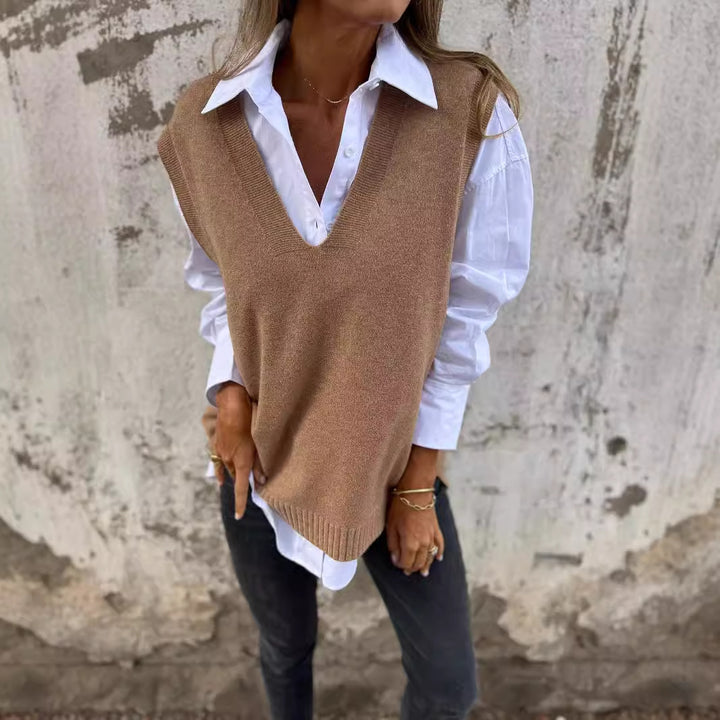Kvinnors eleganta stickade väst med V-ringning och fina ribbdetaljer Mirla-Eva Jonsson