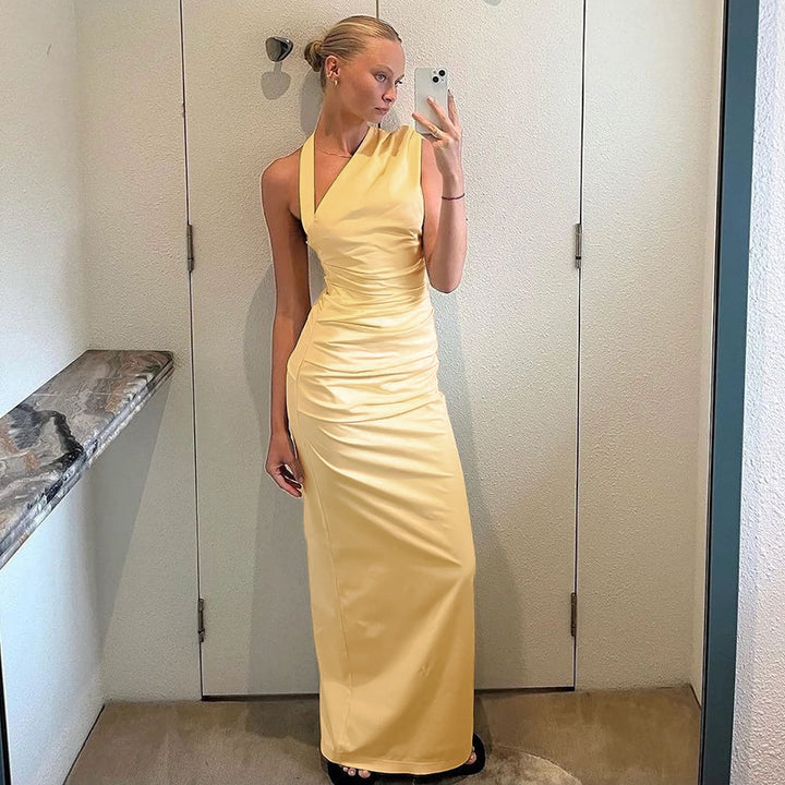 Kvinnors eleganta svep kvällsklänning med asymmetrisk halterdesign och figurnära snitt-Eva Jonsson