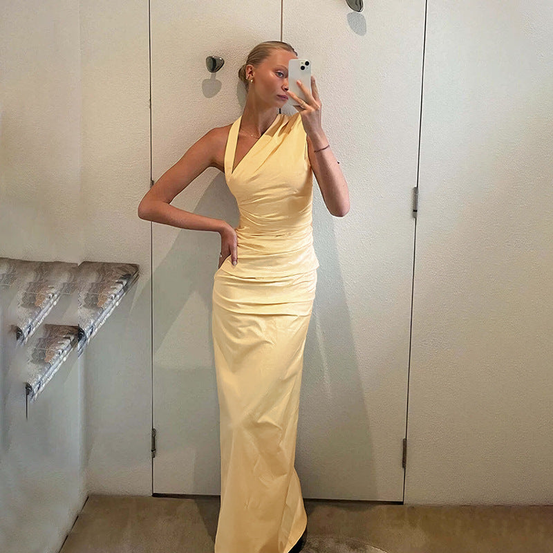 Kvinnors eleganta svep kvällsklänning med asymmetrisk halterdesign och figurnära snitt-Eva Jonsson
