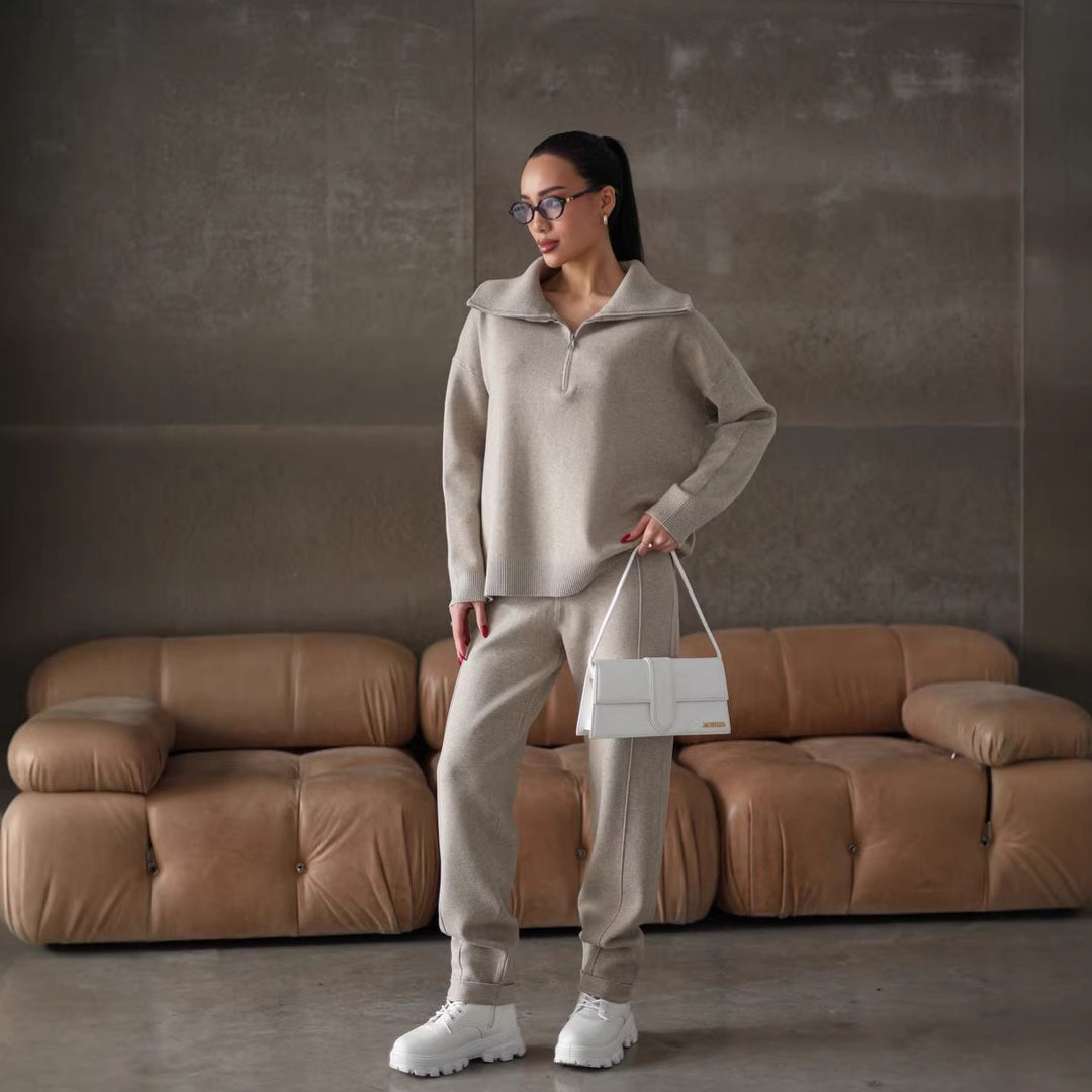 Kvinnors eleganta sweatshirt- och joggersset med hög krage och dragkedja Mirla-Eva Jonsson