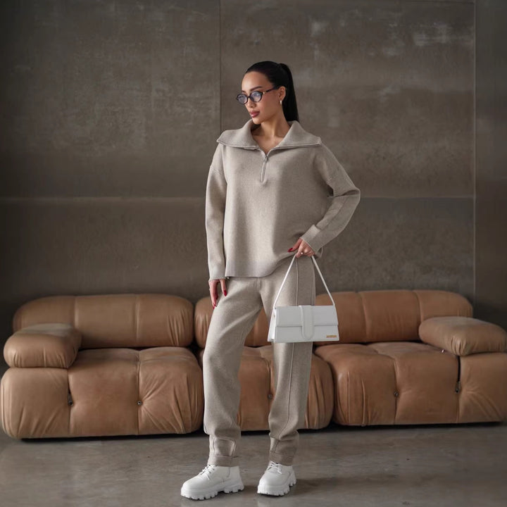Kvinnors eleganta sweatshirt- och joggersset med hög krage och dragkedja Mirla-Eva Jonsson
