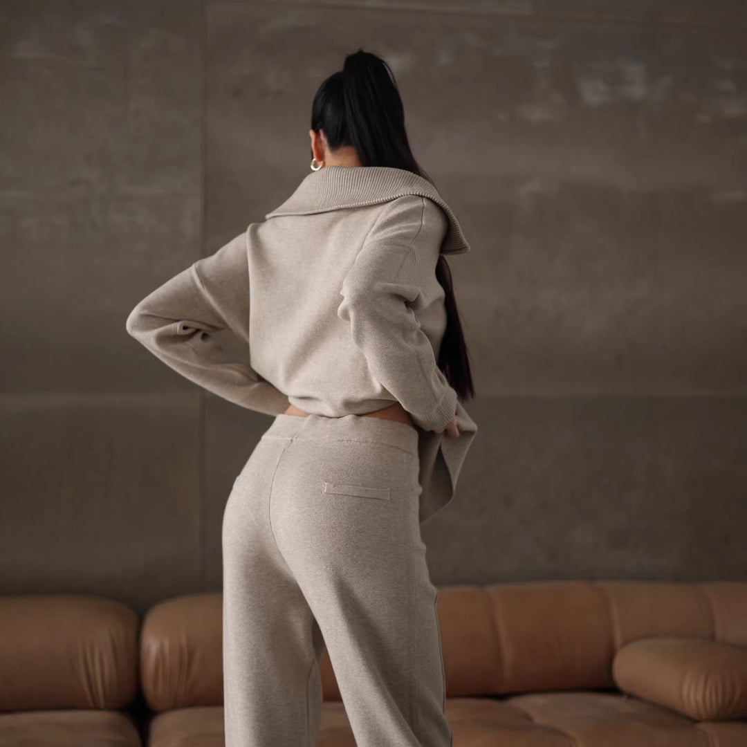 Kvinnors eleganta sweatshirt- och joggersset med hög krage och dragkedja Mirla-Eva Jonsson