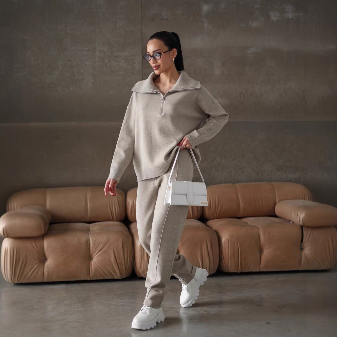 Kvinnors eleganta sweatshirt- och joggersset med hög krage och dragkedja Mirla-Eva Jonsson