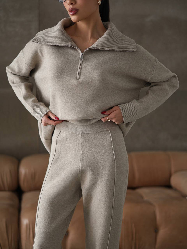 Kvinnors eleganta sweatshirt- och joggersset med hög krage och dragkedja Mirla-Eva Jonsson