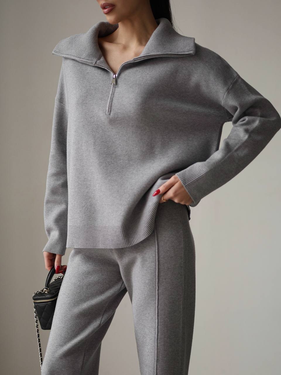 Kvinnors eleganta sweatshirt- och joggersset med hög krage och dragkedja Mirla-Eva Jonsson