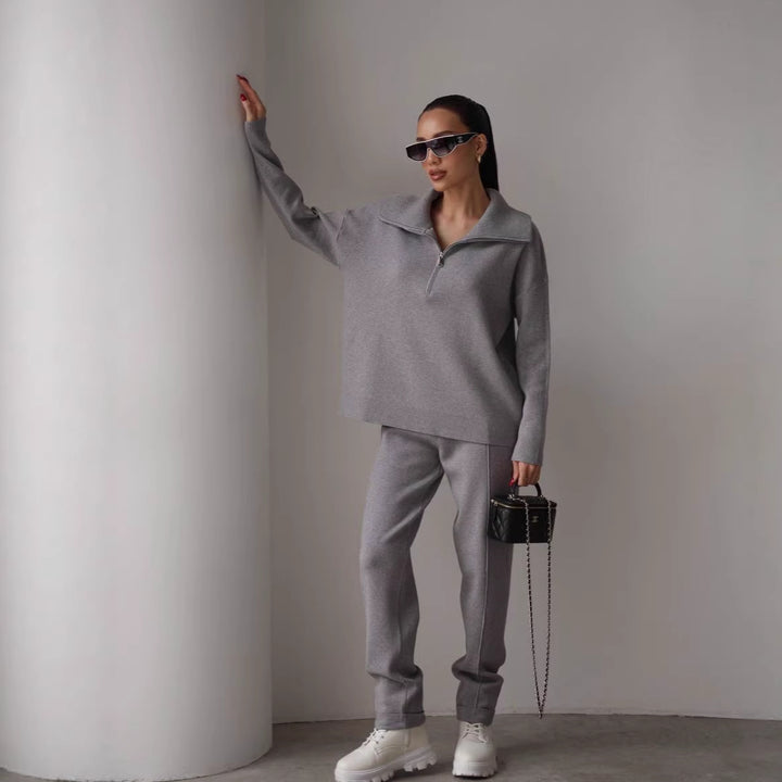 Kvinnors eleganta sweatshirt- och joggersset med hög krage och dragkedja Mirla-Eva Jonsson