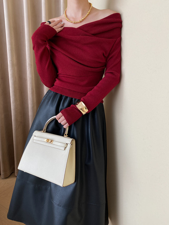Kvinnors eleganta topp med asymmetrisk krage och volangdetaljer Mirla-Eva Jonsson