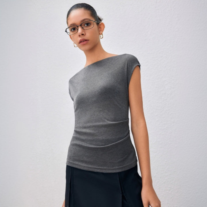 Kvinnors eleganta topp med asymmetriskt draperad design Mirla-Eva Jonsson