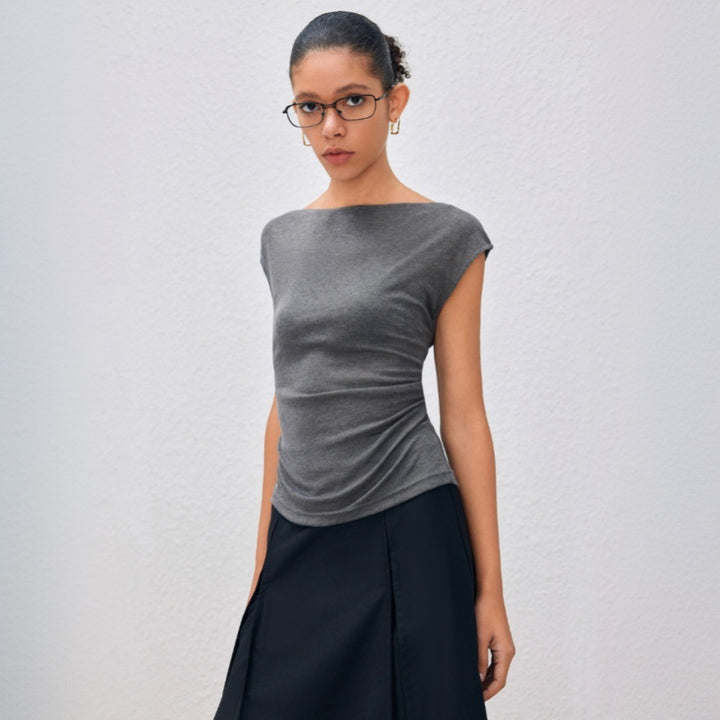 Kvinnors eleganta topp med asymmetriskt draperad design Mirla-Eva Jonsson