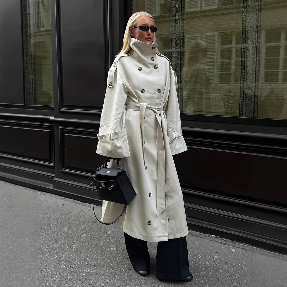 Kvinnors eleganta trenchcoat med breda slag och praktiska fickor Mirla-Eva Jonsson