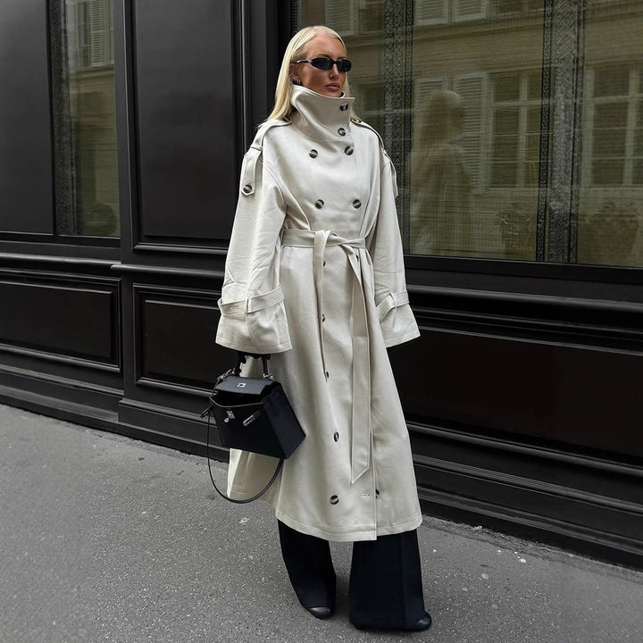 Kvinnors eleganta trenchcoat med breda slag och praktiska fickor Mirla-Eva Jonsson