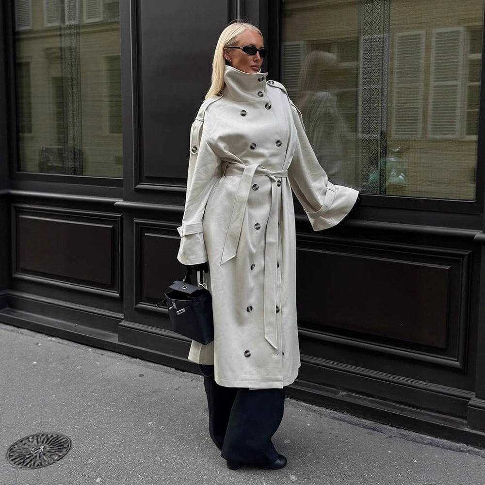 Kvinnors eleganta trenchcoat med breda slag och praktiska fickor Mirla-Eva Jonsson