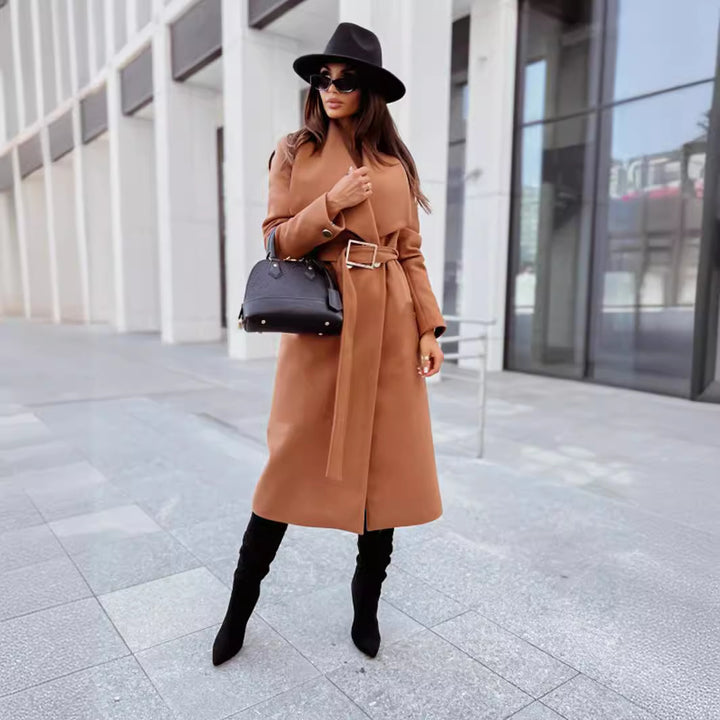 Kvinnors eleganta trenchcoat med bredt bälte och stiliga knapppdetaljer Mirla-Eva Jonsson