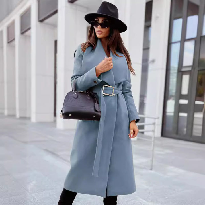 Kvinnors eleganta trenchcoat med bredt bälte och stiliga knapppdetaljer Mirla-Eva Jonsson
