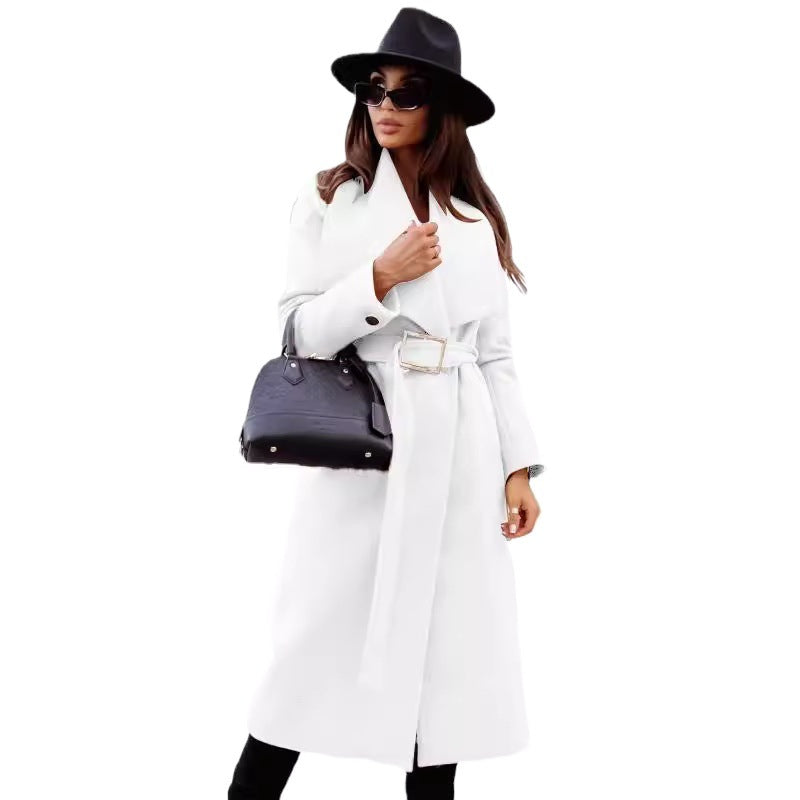 Kvinnors eleganta trenchcoat med bredt bälte och stiliga knapppdetaljer Mirla-Eva Jonsson
