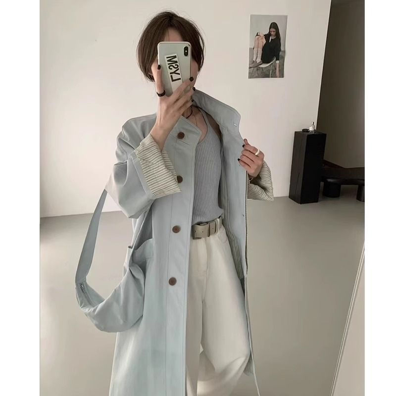 Kvinnors eleganta trenchcoat med knappdetaljer och oversized passform Mirla-Eva Jonsson