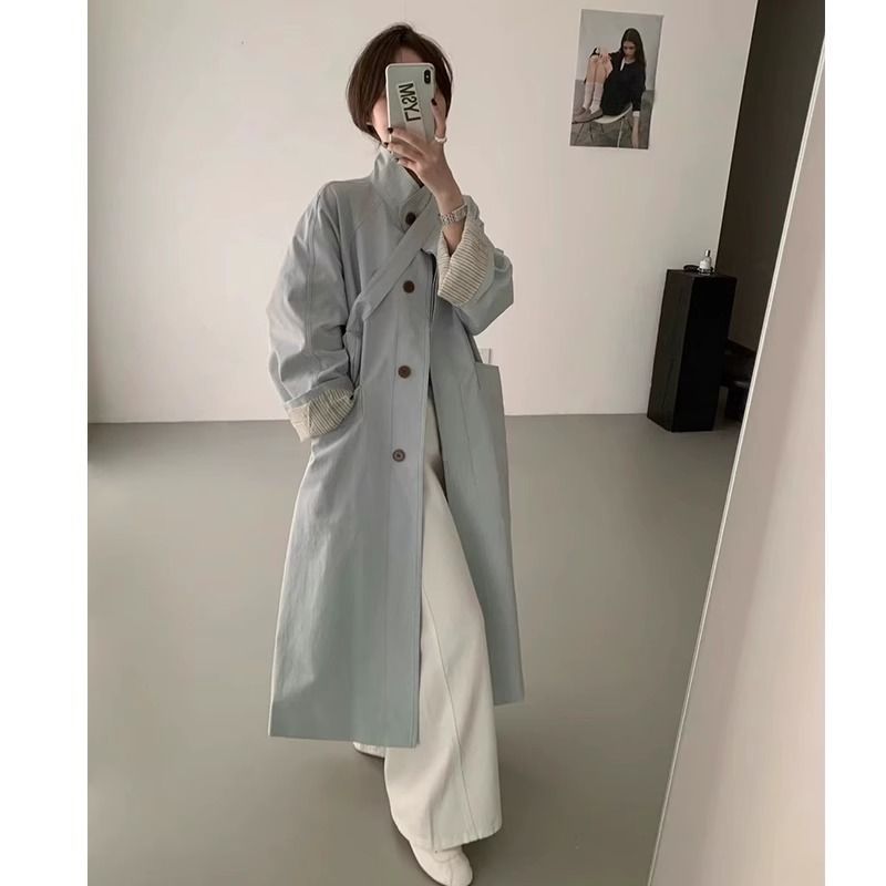 Kvinnors eleganta trenchcoat med knappdetaljer och oversized passform Mirla-Eva Jonsson