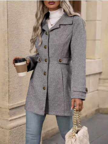 Kvinnors eleganta trenchcoat med skräddarsydd passform och knapppdetaljer Mirla-Eva Jonsson