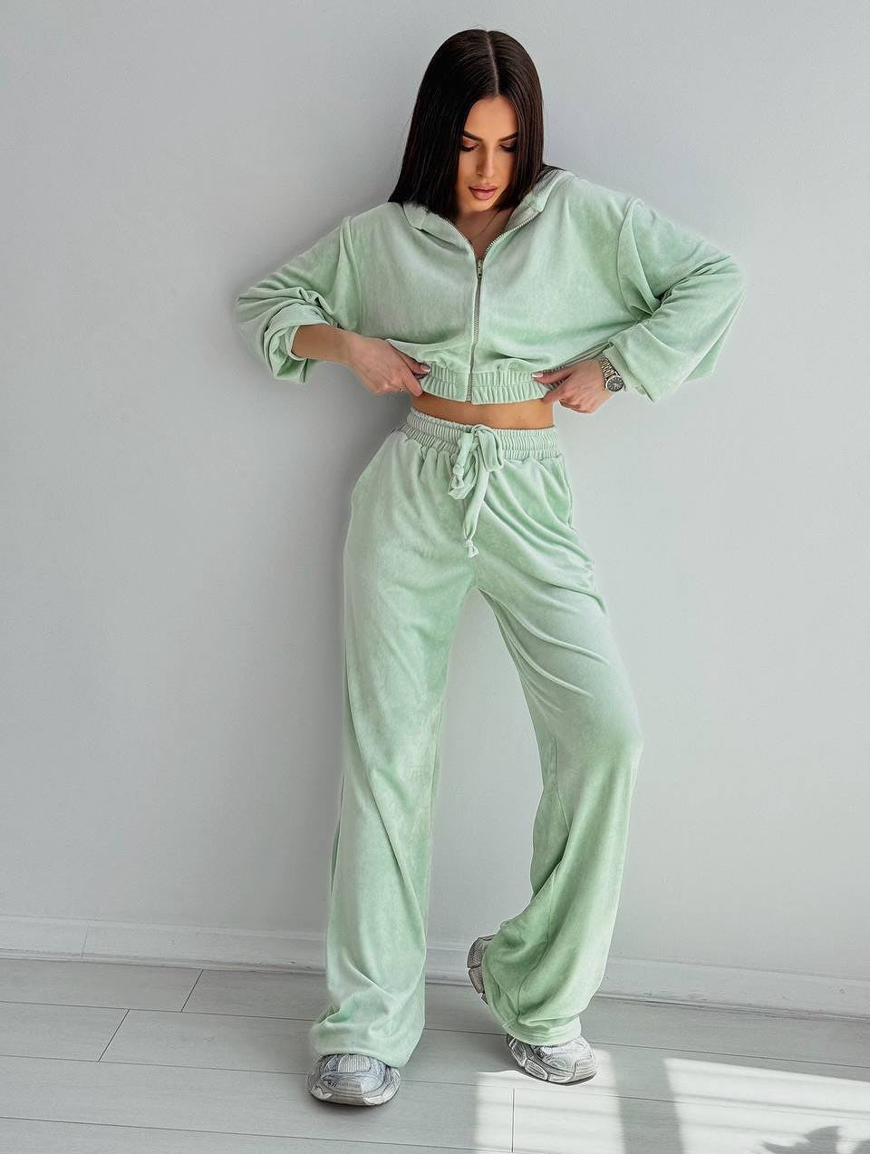 Kvinnors eleganta velour lounge set med kort jacka och vid passform Mirla-Eva Jonsson