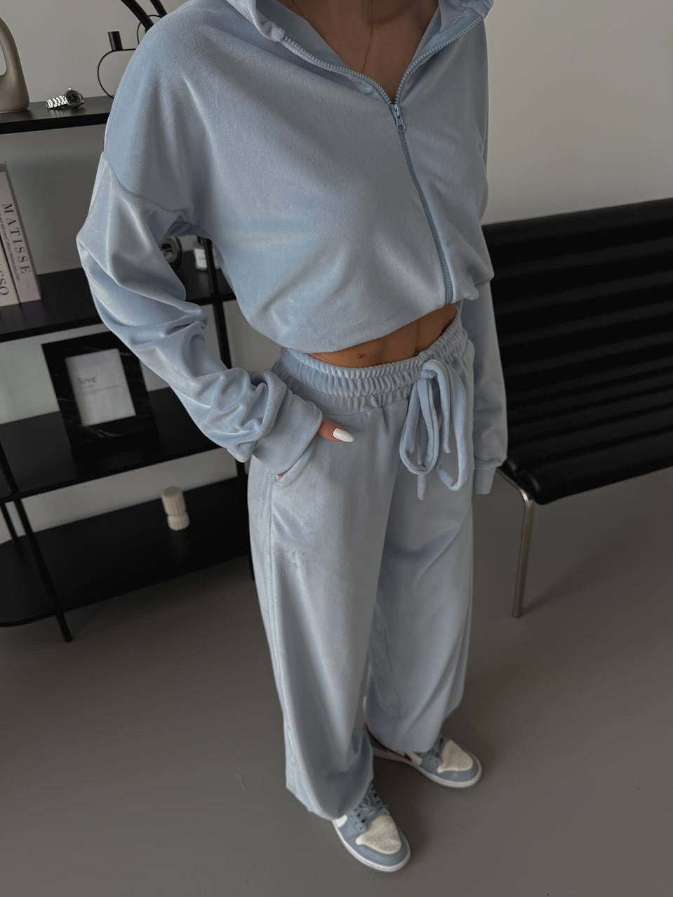 Kvinnors eleganta velour lounge set med kort jacka och vid passform Mirla-Eva Jonsson