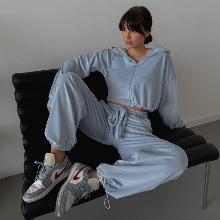 Kvinnors eleganta velour lounge set med kort jacka och vid passform Mirla-Eva Jonsson