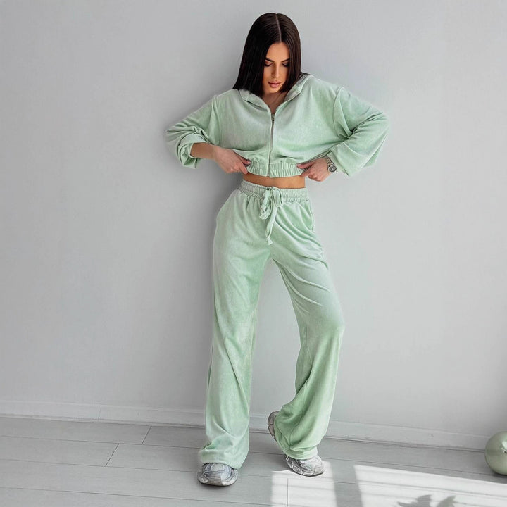 Kvinnors eleganta velour lounge set med kort jacka och vid passform Mirla-Eva Jonsson