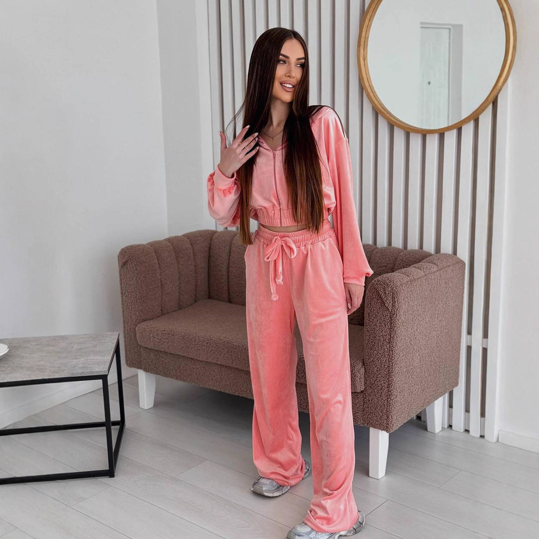 Kvinnors eleganta velour lounge set med kort jacka och vid passform Mirla-Eva Jonsson