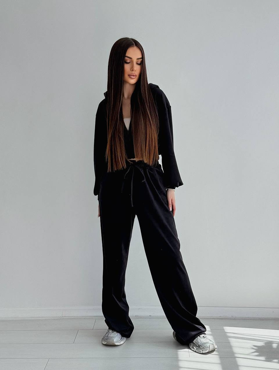Kvinnors eleganta velour lounge set med kort jacka och vid passform Mirla-Eva Jonsson