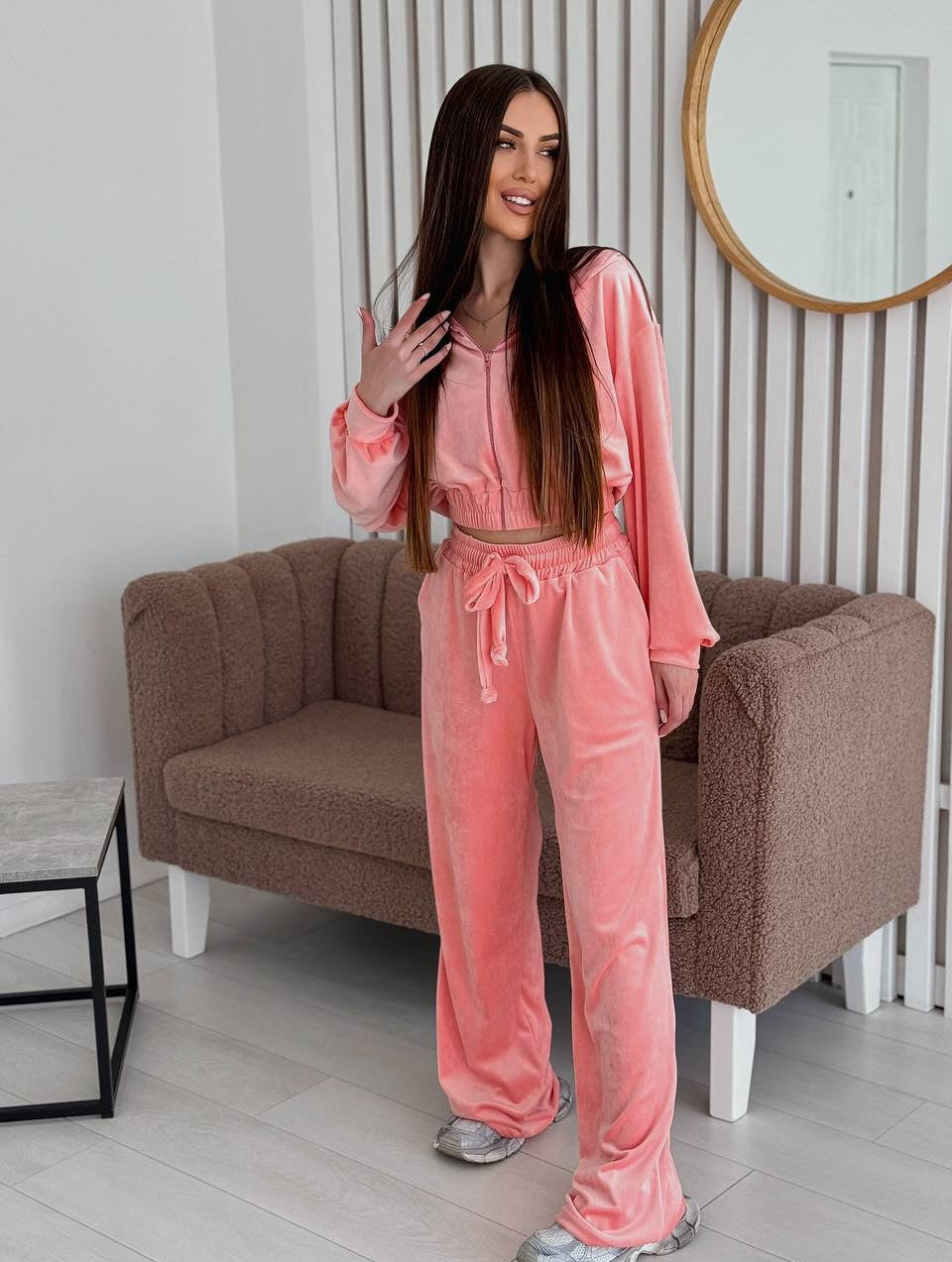 Kvinnors eleganta velour lounge set med kort jacka och vid passform Mirla-Eva Jonsson
