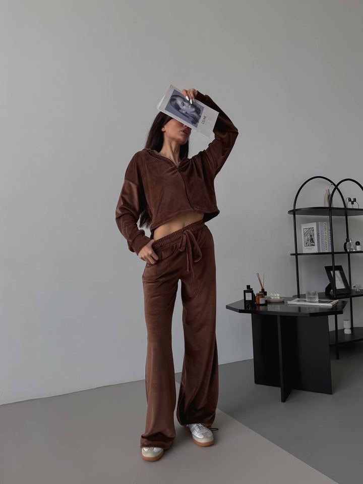 Kvinnors eleganta velour lounge set med kort jacka och vid passform Mirla-Eva Jonsson