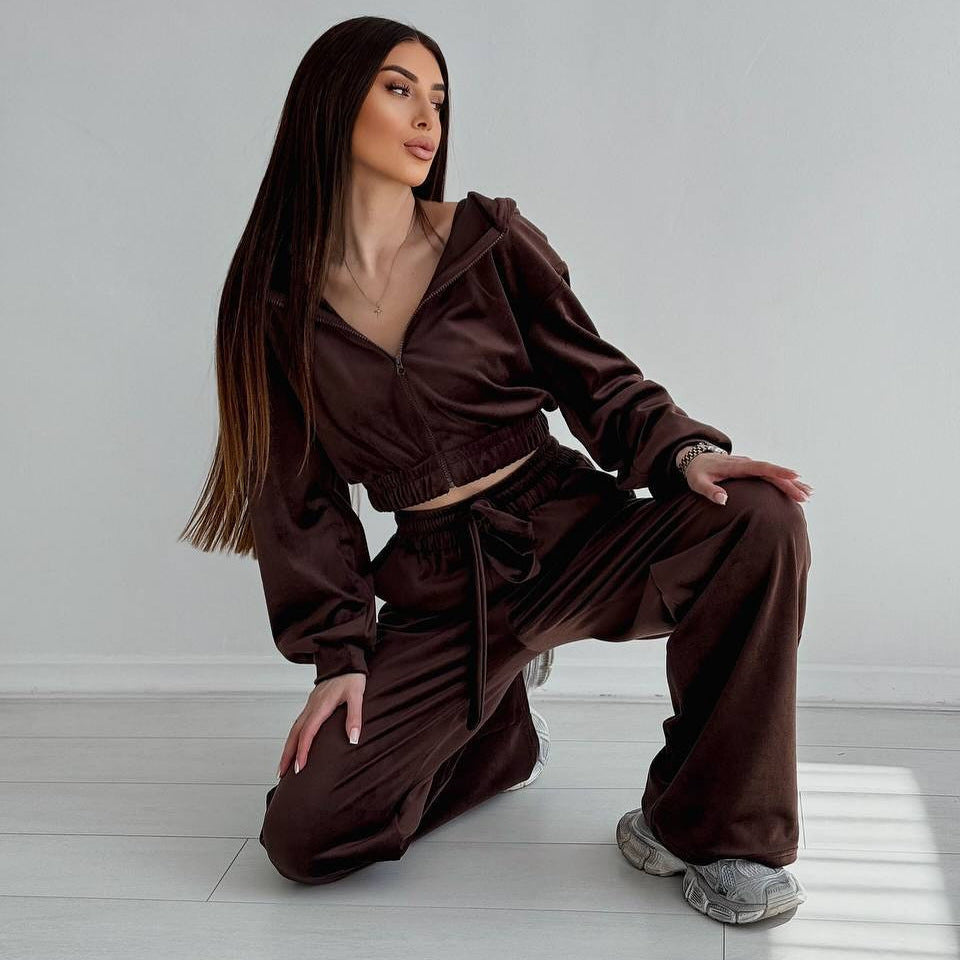 Kvinnors eleganta velour lounge set med kort jacka och vid passform Mirla-Eva Jonsson