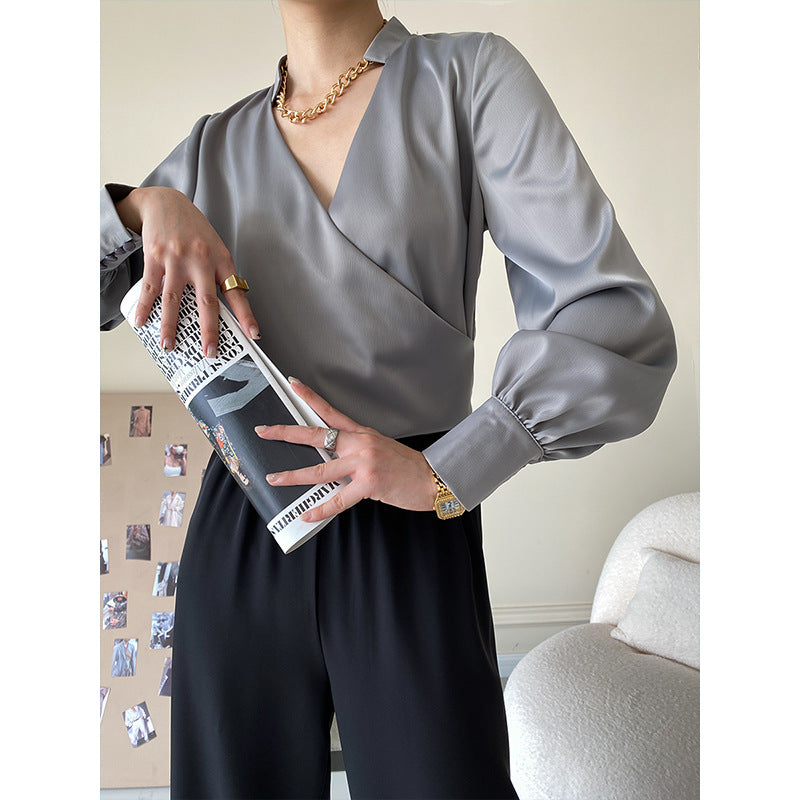 Kvinnors eleganta wrap-top med detaljerad V-hals Mirla-Eva Jonsson