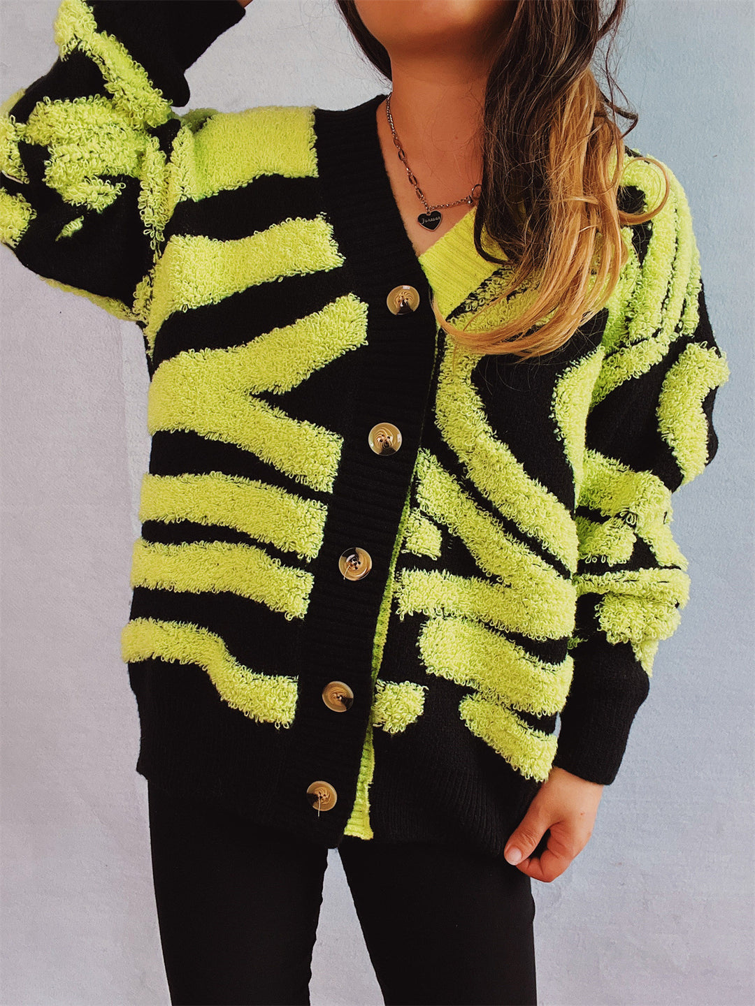 Kvinnors fashionabla cardigan med grafiskt mönster och lyxiga knappar Mirla-Eva Jonsson