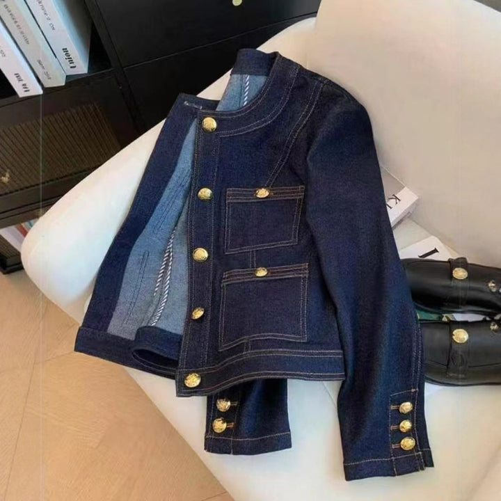 Kvinnors fashionabla denimjacka med gyllene knapppdetaljer Mirla-Eva Jonsson
