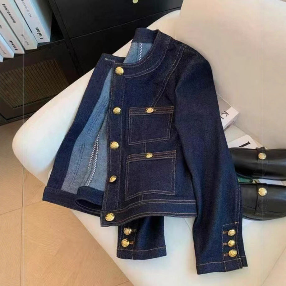 Kvinnors fashionabla denimjacka med gyllene knapppdetaljer Mirla-Eva Jonsson