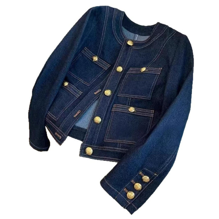 Kvinnors fashionabla denimjacka med gyllene knapppdetaljer Mirla-Eva Jonsson