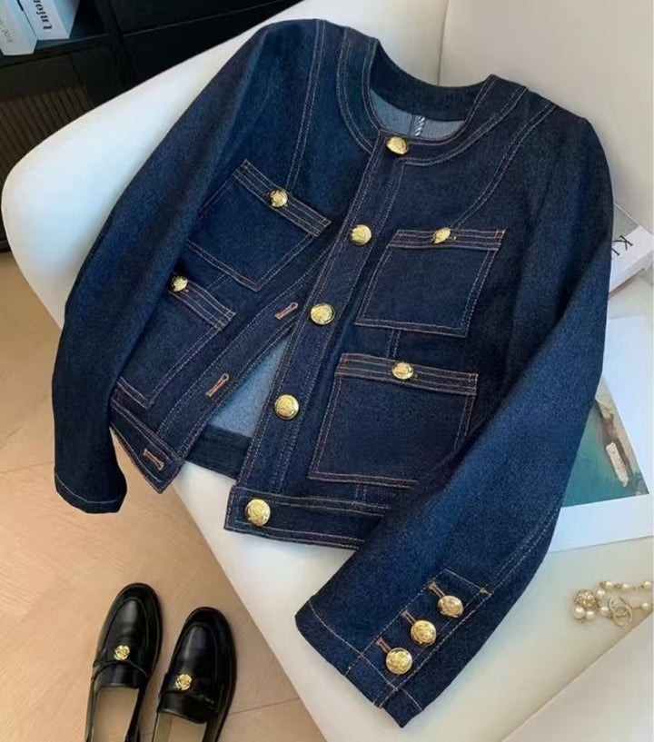 Kvinnors fashionabla denimjacka med gyllene knapppdetaljer Mirla-Eva Jonsson