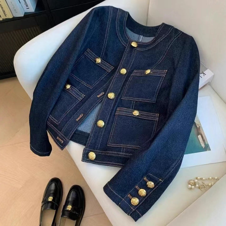 Kvinnors fashionabla denimjacka med gyllene knapppdetaljer Mirla-Eva Jonsson