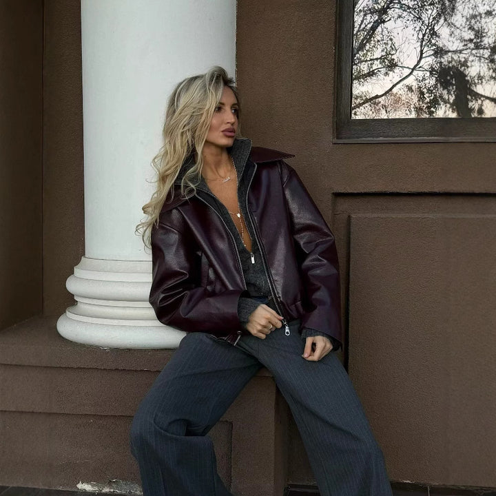 Kvinnors fashionabla fusk läderjacka med stylish krage Mirla-Eva Jonsson
