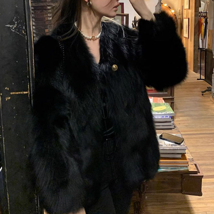 Kvinnors fashionabla fuskpälsjacka med eleganta knappdetaljer Mirla-Eva Jonsson