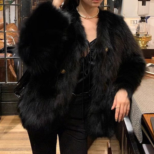 Kvinnors fashionabla fuskpälsjacka med eleganta knappdetaljer Mirla-Eva Jonsson