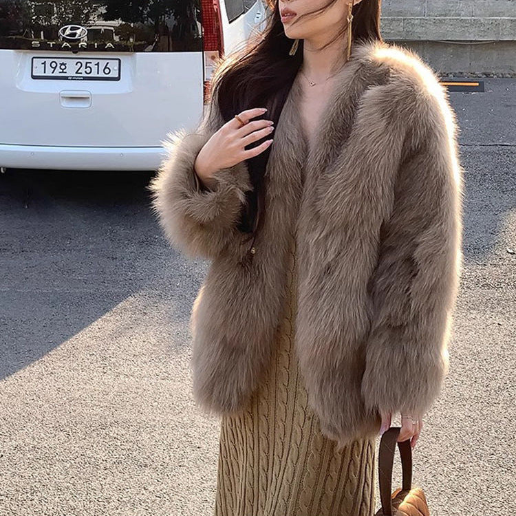 Kvinnors fashionabla fuskpälsjacka med eleganta knappdetaljer Mirla-Eva Jonsson