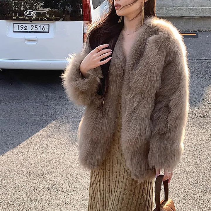 Kvinnors fashionabla fuskpälsjacka med eleganta knappdetaljer Mirla-Eva Jonsson