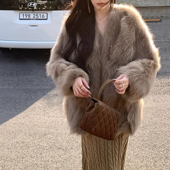 Kvinnors fashionabla fuskpälsjacka med eleganta knappdetaljer Mirla-Eva Jonsson