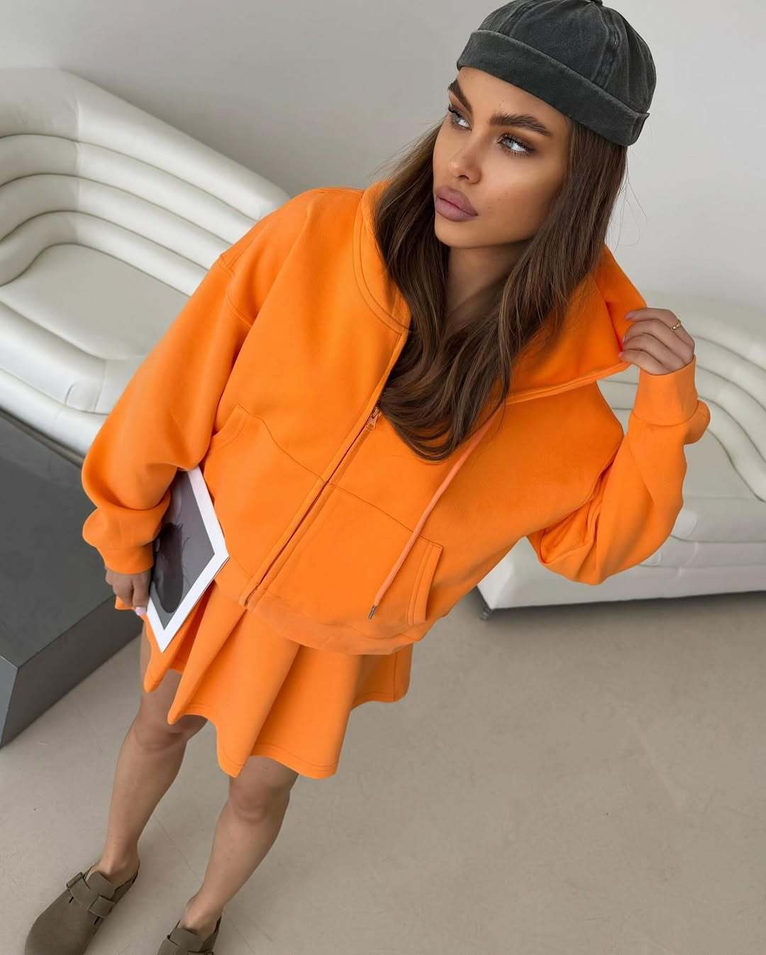 Kvinnors fashionabla hoodtröja med kjol Mirla-Eva Jonsson