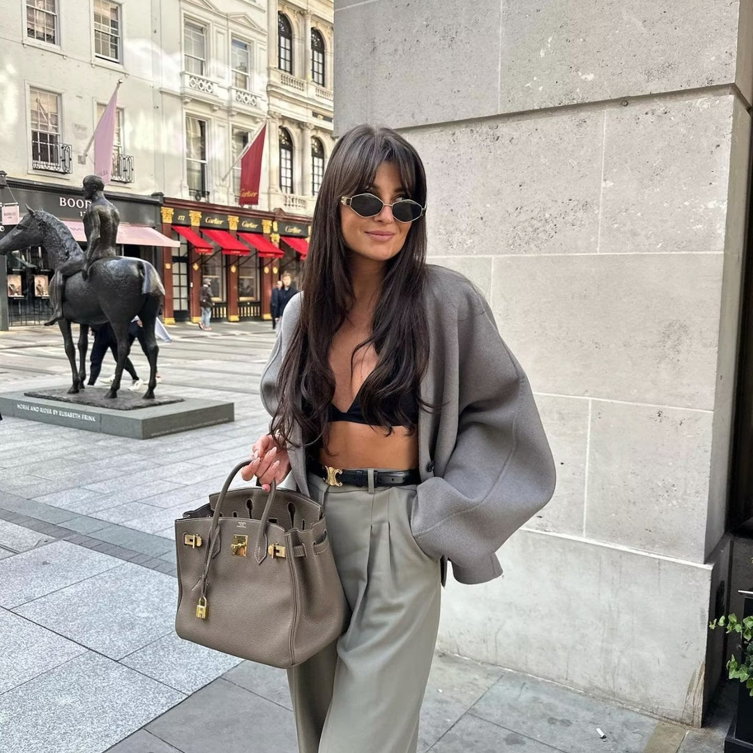Kvinnors fashionabla korta jacka med elegant snitt och praktiska fickor Mirla-Eva Jonsson
